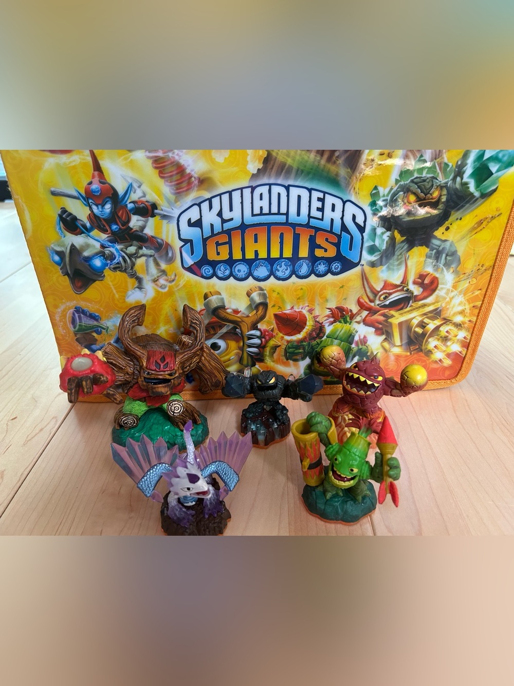 Skylanders Giants vinyl case and 5 figure lot set flashwing Eruptor tree Rex